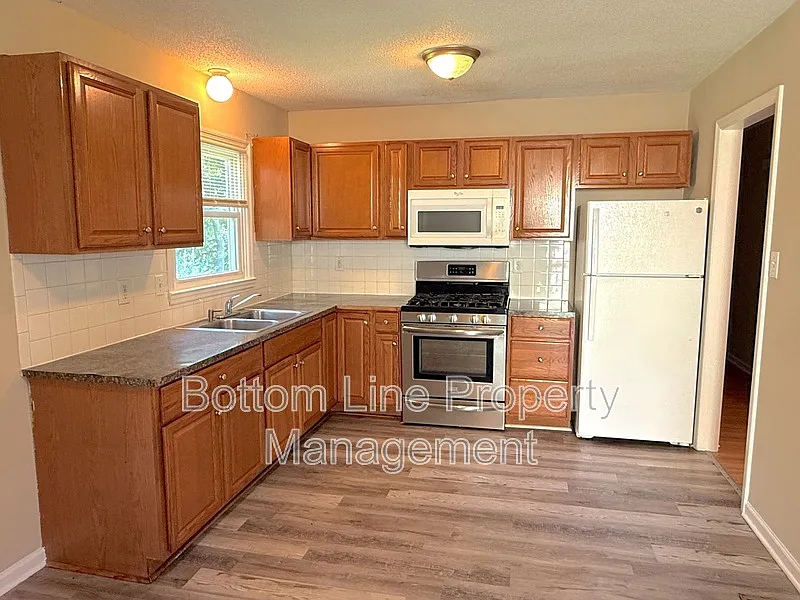 3 bed, 1.5 bath, 1050 sqft, $1,685 — Photo 4