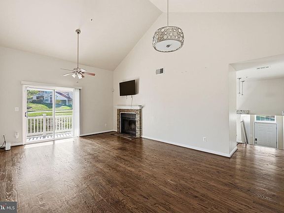 4th image of 1003 Spring Valley Ct