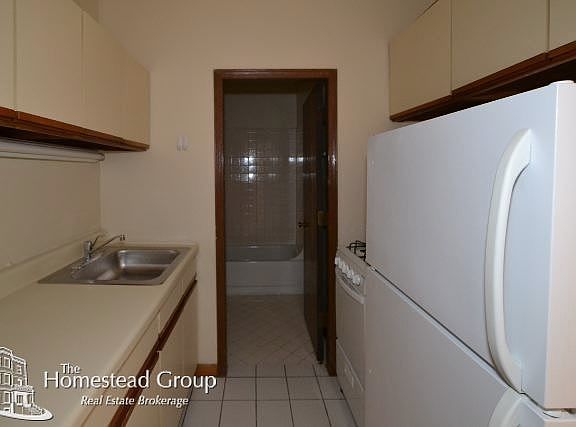 2nd image of 821 W Cornelia Ave #310