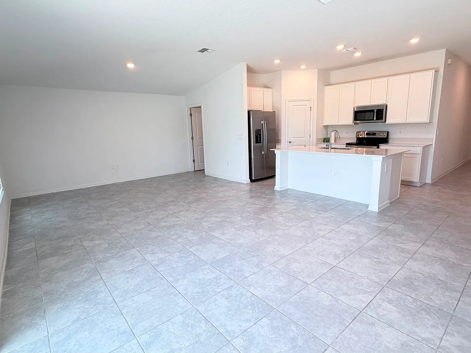 3 bed, 1555 sqft, $2,300 — Photo 3