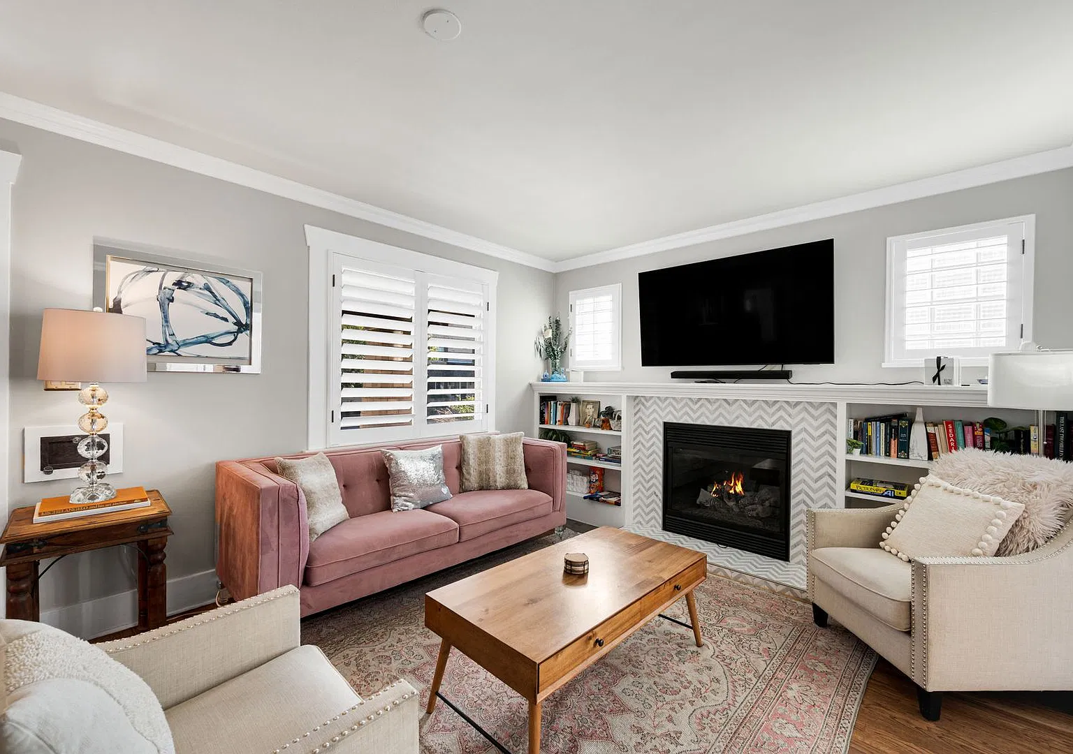 Furnished 3BD, 3BA Bungalow Near South Broadway with 2 Bonus Rooms — Photo 2