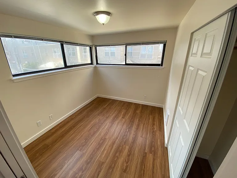 515 East Denny Apartments — Photo 29