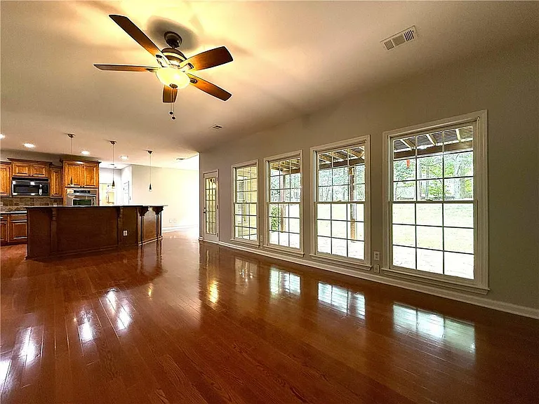 1310 Rosewood Dr — Photo 7