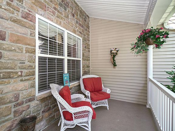 4th image of 6 Meadow Pond Cir