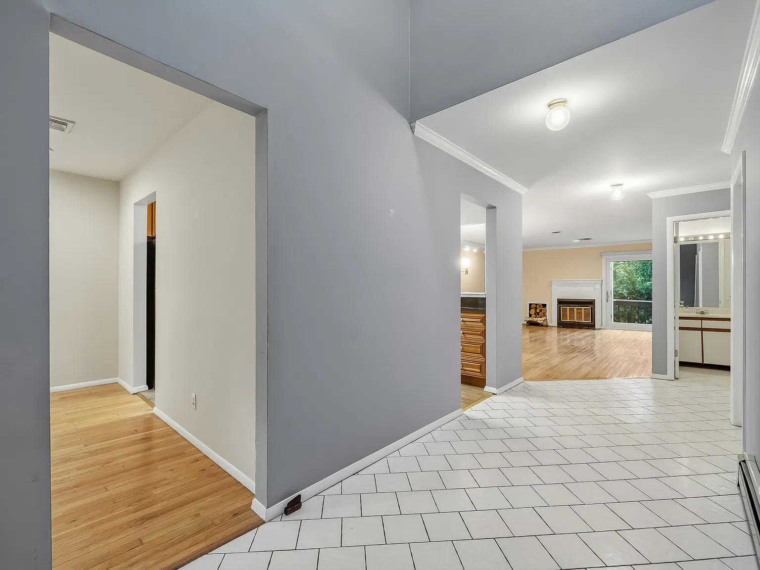 2 bed, 2.5 bath, 1895 sqft, $4,000 — Photo 2