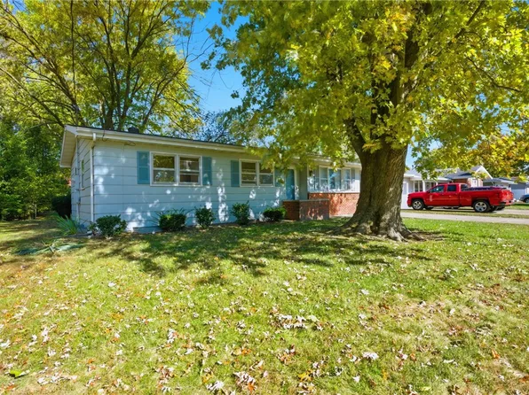 902 Holiday Dr, Effingham, IL 62401