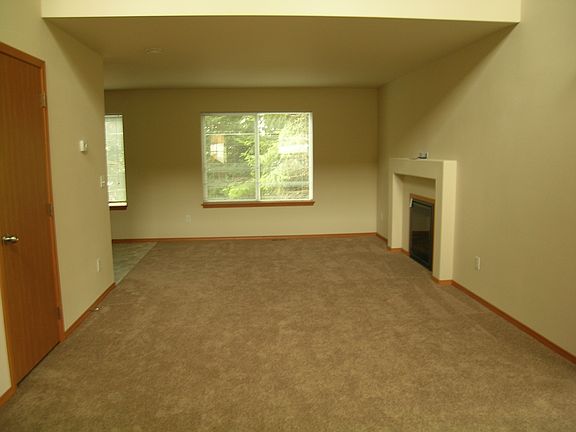 4th image of 805 NE Lauren St