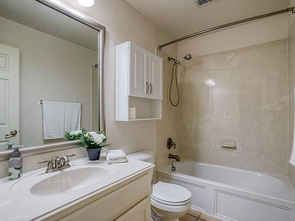 3rd image of 4405 Meadow Knoll Ln