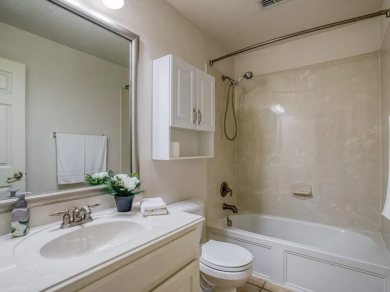 4405 Meadow Knoll Ln — Photo 3