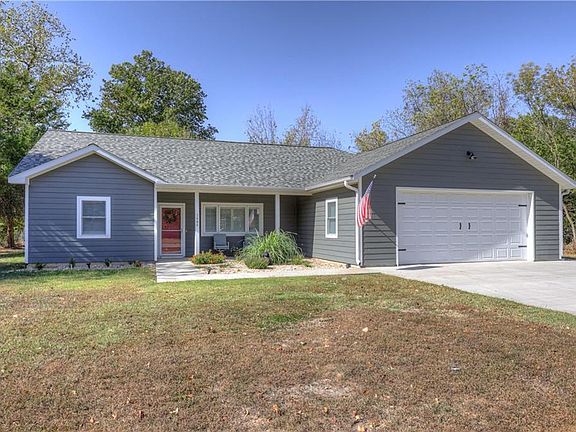2nd image of 1404 Kelly Dr