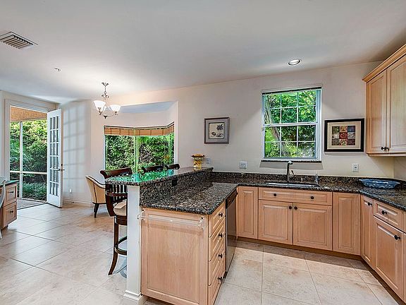 5th image of 157 Colonade Cir