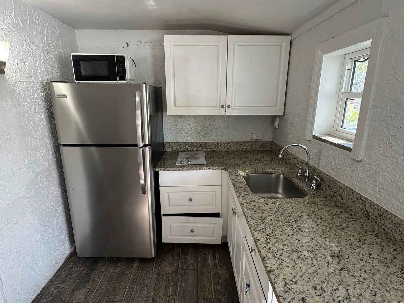 1 bed, 300 sqft, $1,400 — Photo 4