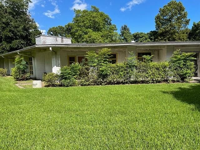 1st image of 200 Woodland Dr