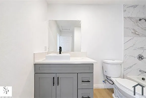 1428 W 59th St #3-4 — Photo 11