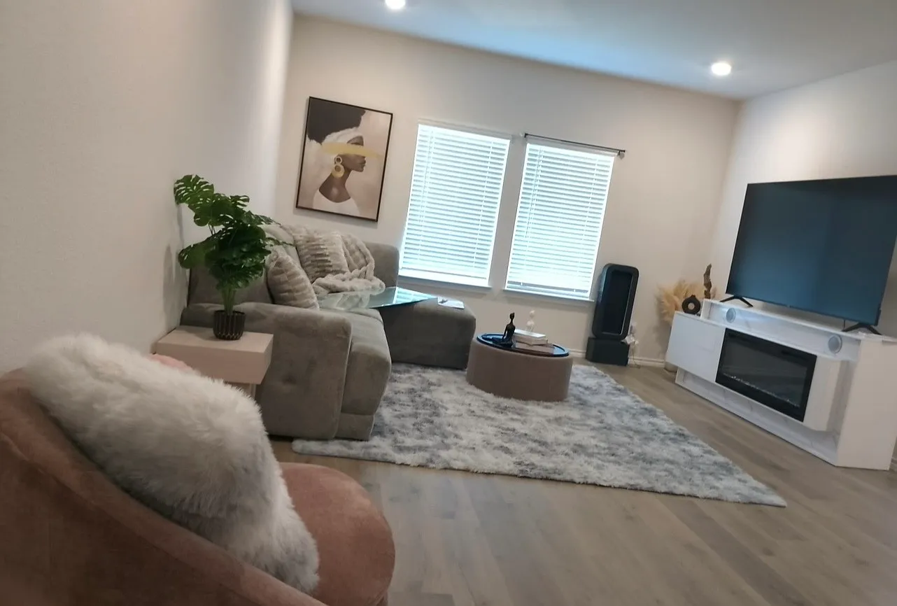 4 bed, 2242 sqft, $2,450 — Photo 2