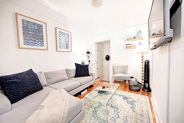 Rented by Urbane Brokerage | media 8