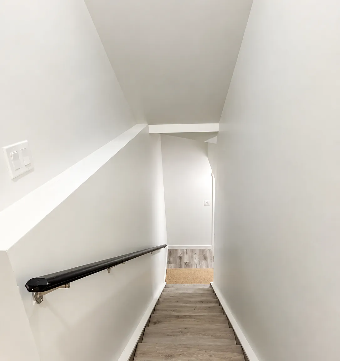 Modern 1 Bed, 1 Bath Legal Basement Suite with Private Entrance Secord, Edmonton — Photo 3
