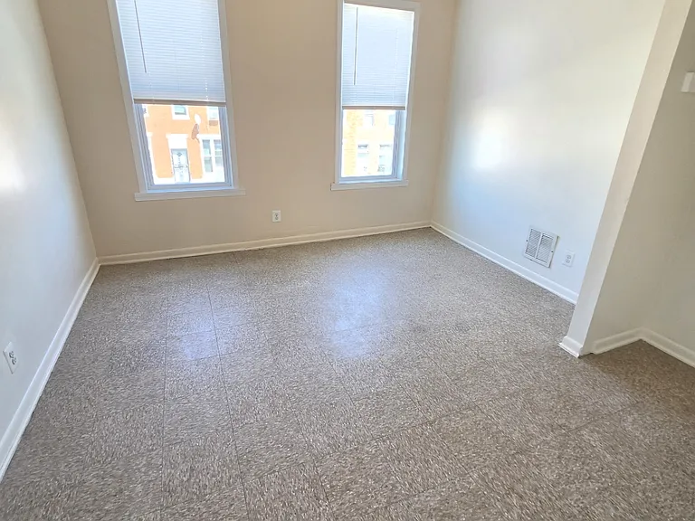 1310 N Montford Ave — Photo 5