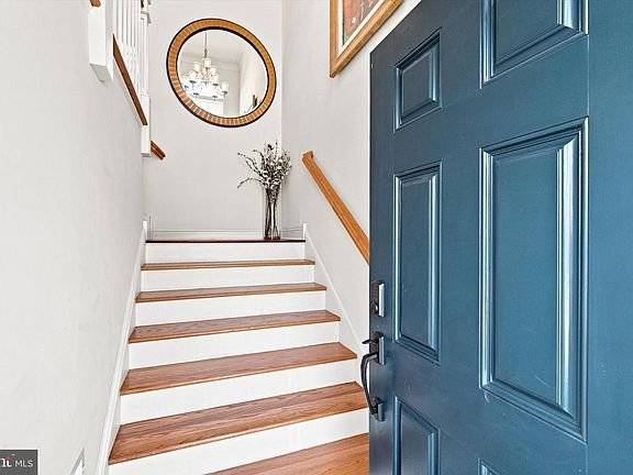 2nd image of 30 Parkview Cir
