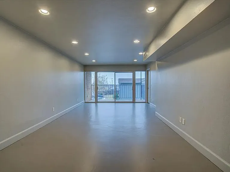 6000 N Brookline Ave #60 — Photo 3