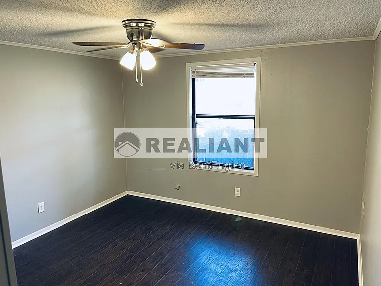 802 Amhurst Dr — Photo 5