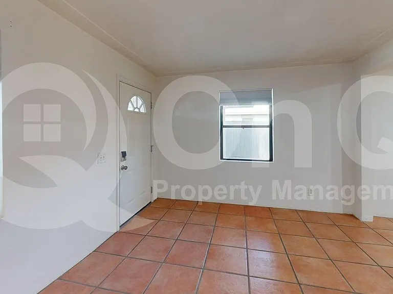 1002 E Simmons St — Photo 4