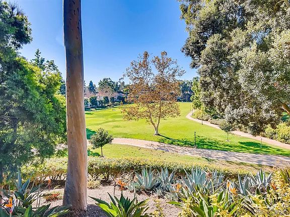 Walking paths in La Jolla Colony
