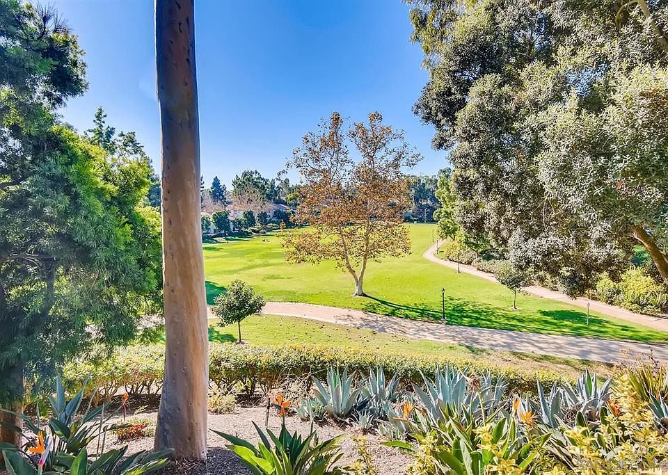 Walking paths in La Jolla Colony