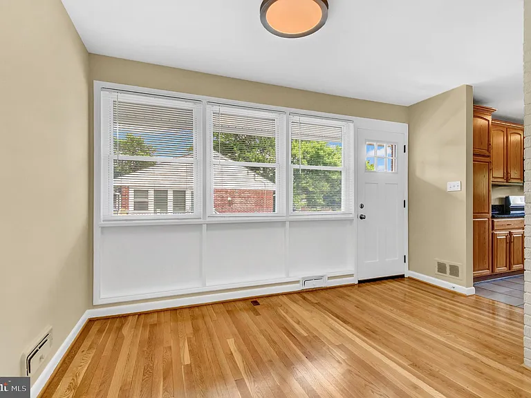 10228 Farnham Dr — Photo 11