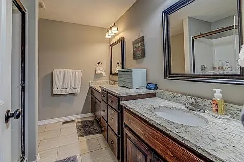 1922 N Brookhollow Dr — Photo 3