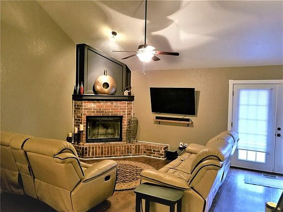 4th image of 18504 English Oak Ln