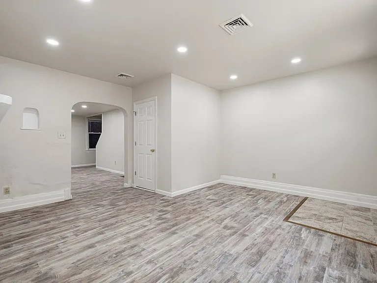 2129 Sarah St — Photo 5