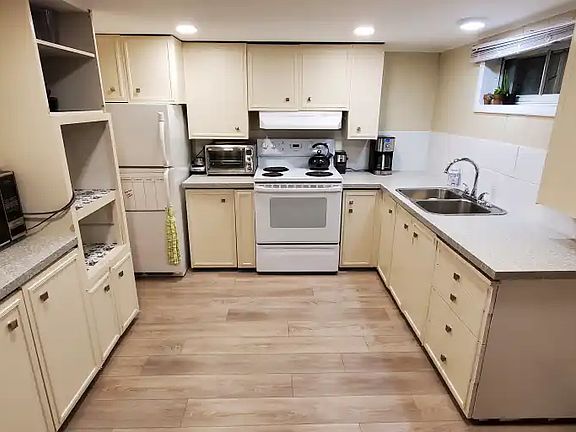 3rd image of 195 Morley Ave #1A