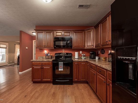 5th image of 268 Adrian Ave