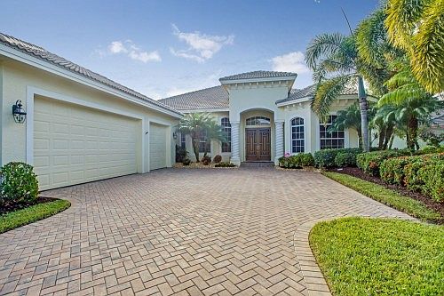4th image of 2718 Olde Cypress Dr