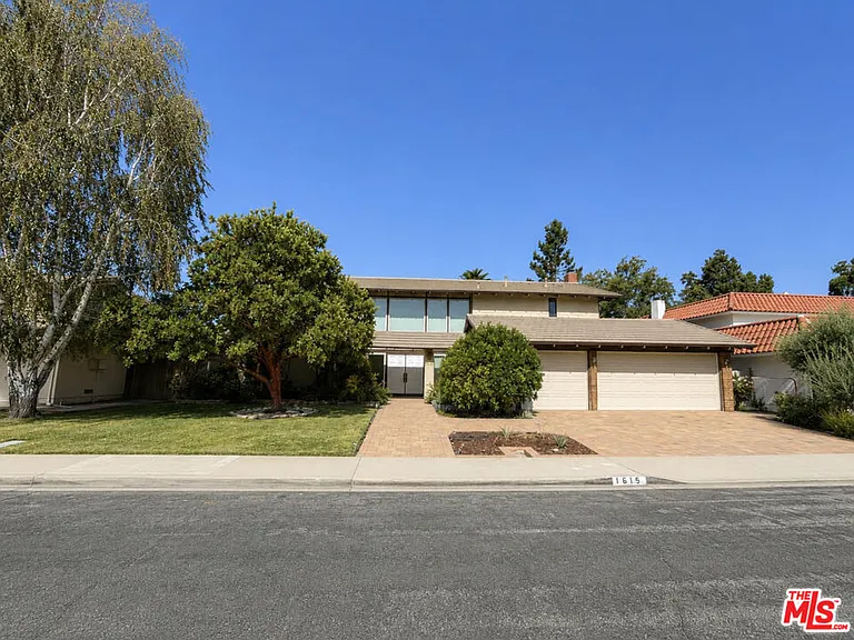 1615 Wellington Pl — Photo 2