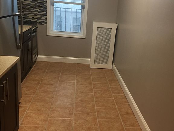 4th image of 2571 45th St