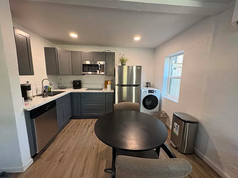 2435 N Edith Blvd — Photo 2