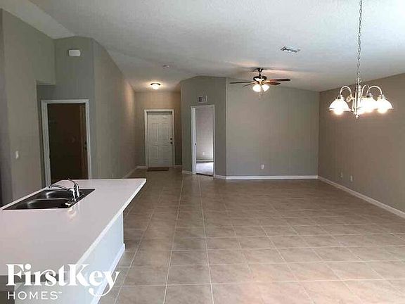 2nd image of 368 SW Tulip Blvd
