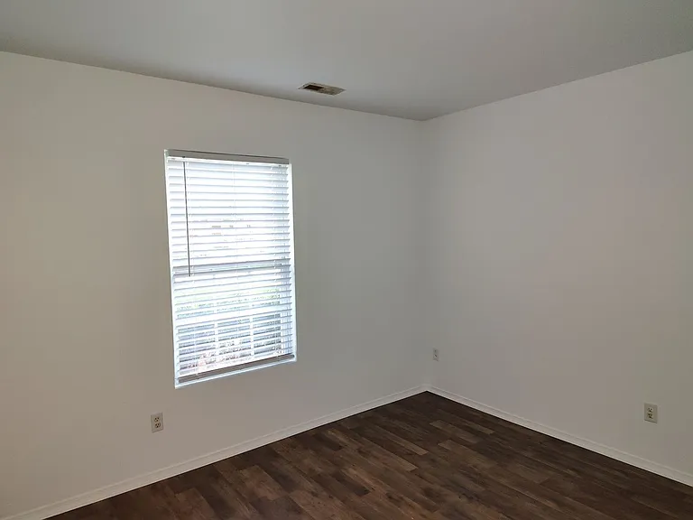2502 Buckleigh Dr — Photo 3