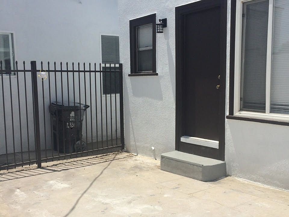 1st image of 2829 Edgehill Dr