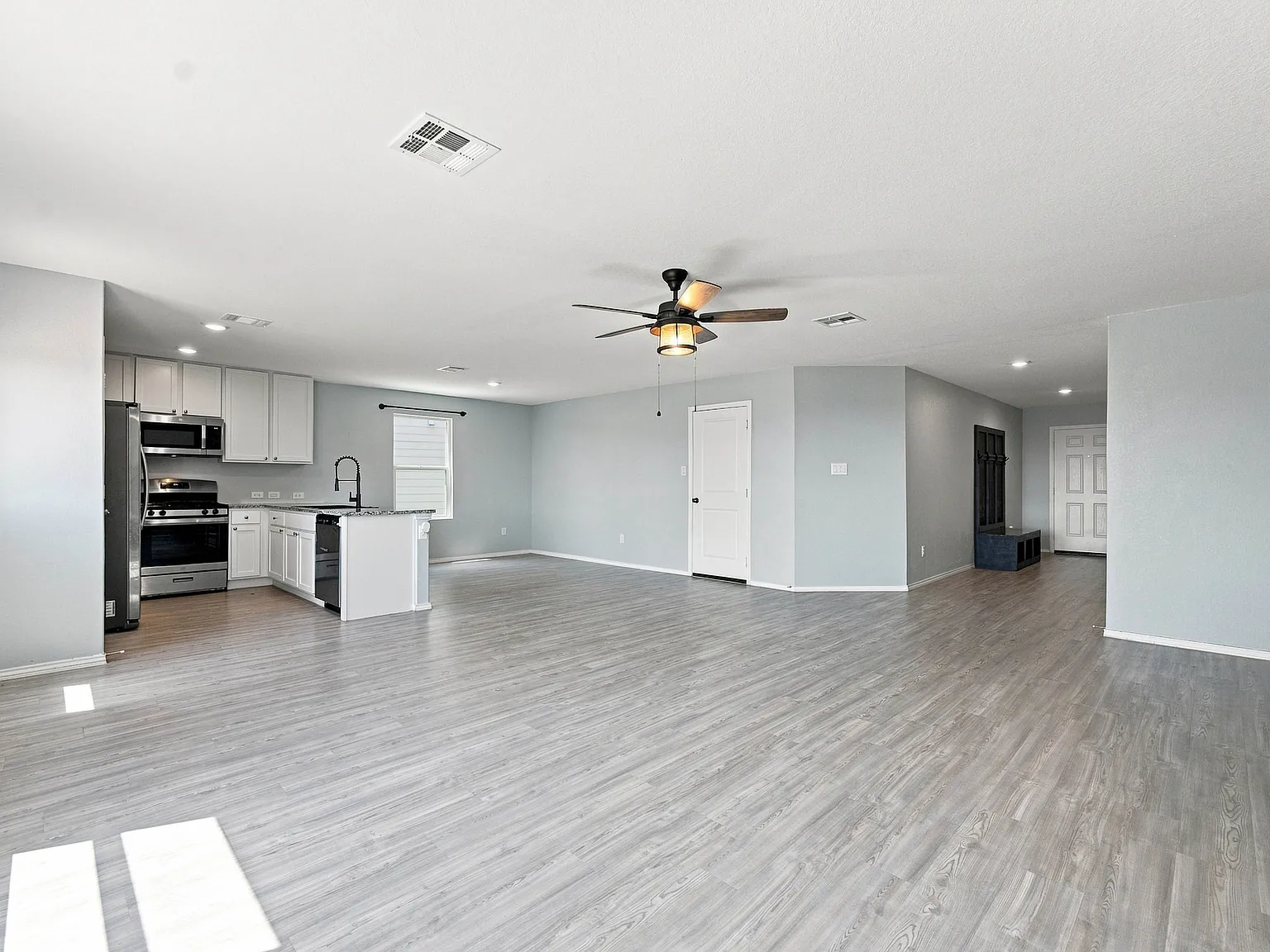4 bed, 2.5 bath, 1954 sqft, $1,900 — Photo 2