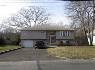 1122 Brookdale Ave, Bay Shore, NY 11706