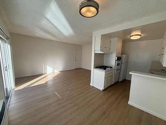 3rd image of 7530 Lexington Ave