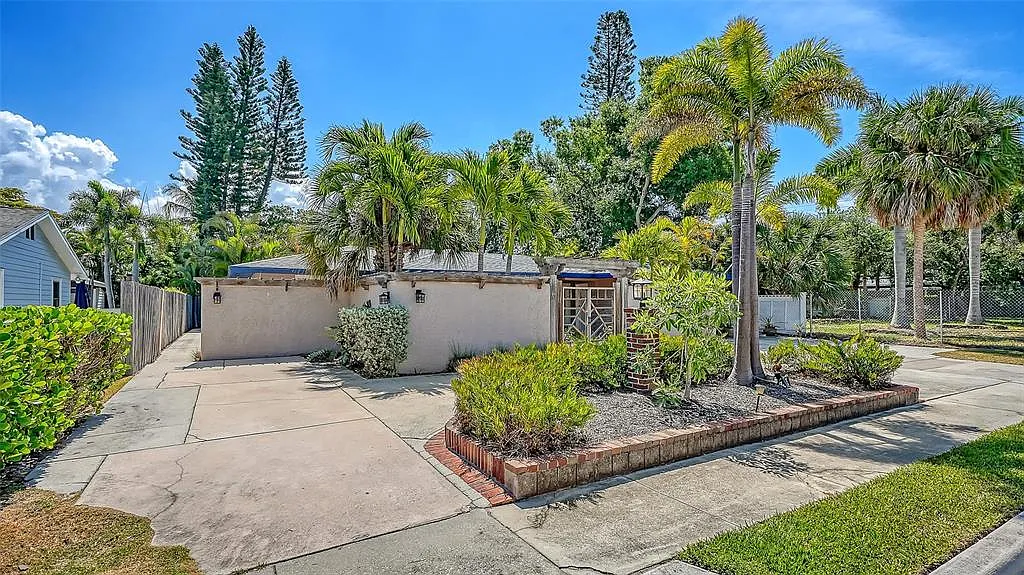 4 bed, 4.0 bath, 2200 sqft, $6,500 — Photo 3