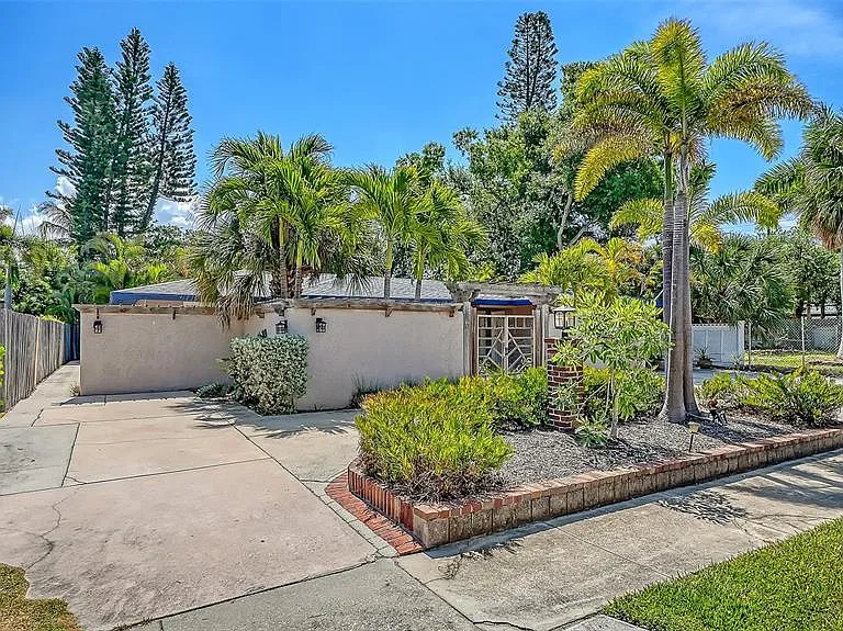 1127 S Osprey Ave — Photo 1