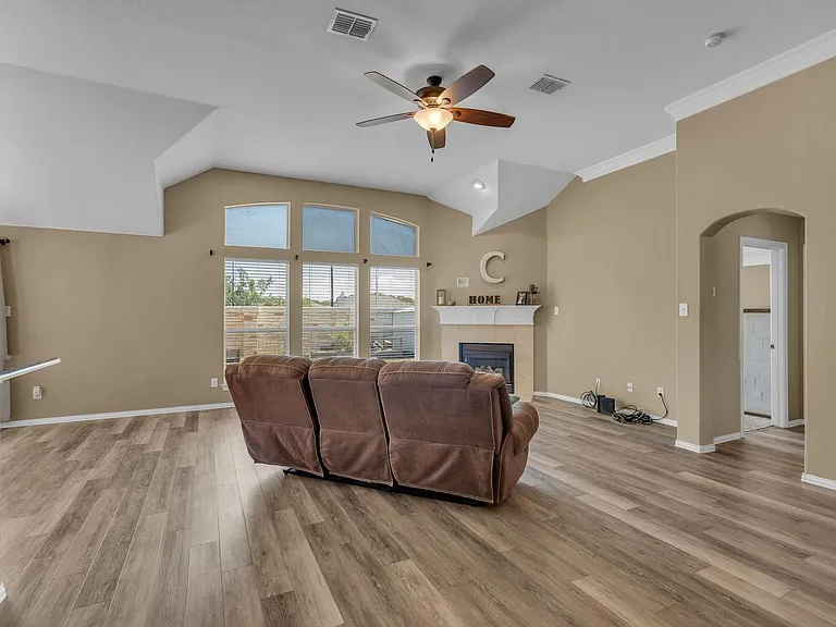 3917 Miramar Dr — Photo 8