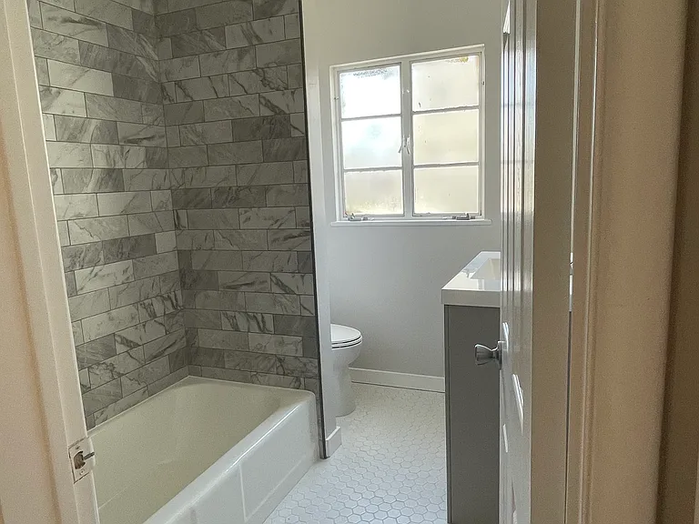 324 W 7th St #C — Photo 7