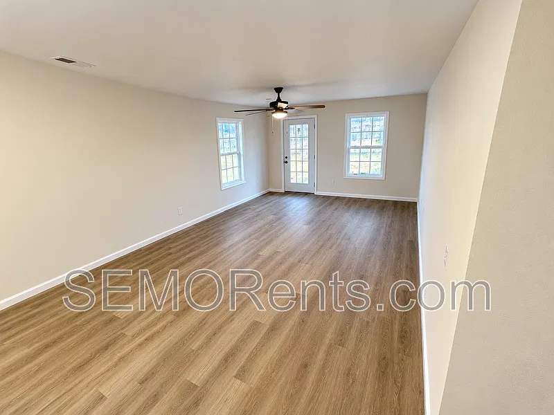 3 bed, 2.0 bath, 1433 sqft, $1,900 — Photo 3