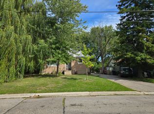 3 Lister Dr, Toronto, ON M2R 2W7